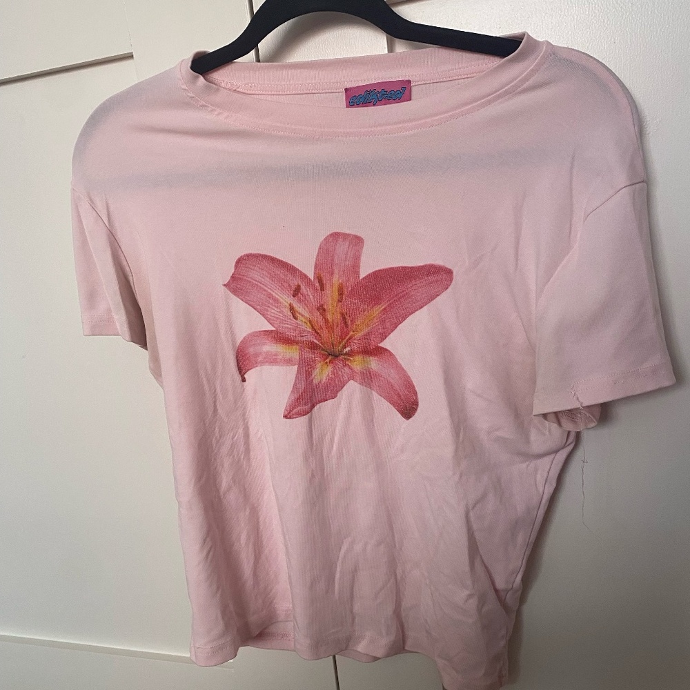 Edikted Hibiscus Flower Tee